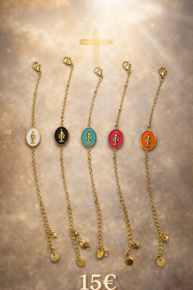 Bracelets en or avec médaillons colorés, exposés sous un éclairage lumineux.